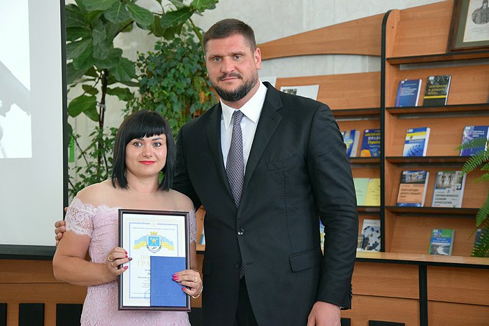 Председатель Николаевской облгосадминистрации Алексей Савченко с выпускницей школы