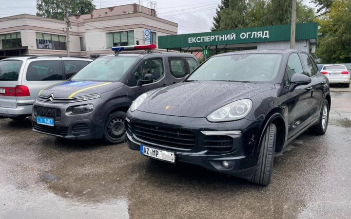 На Київщині водій хотів зареєструвати на себе ввезений із-за кордону Porsche Cayenne, який перебуває у розшуку