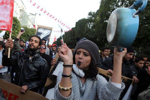 Влада Тунісу розгорнула армію для придушення заворушень