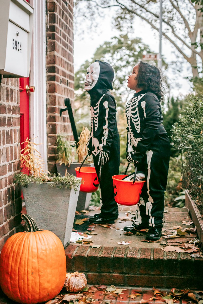 Переодягнені діти стукають у двері на Гелловін