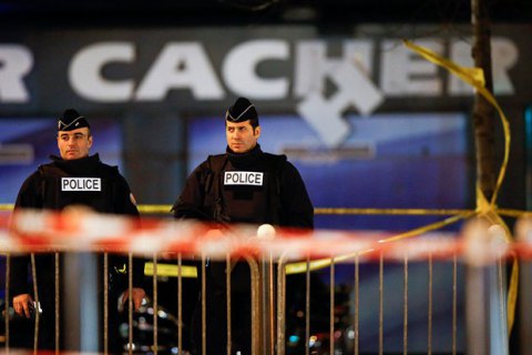 ​Французская полиция за ночь провела 128 рейдов по делу о терактах