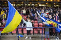 Українські прапори на трибунах і на полі: Шотландія і Польща провели благодійний матч на підтримку України
