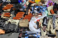 У Києві знайшли арсенал зброї: вилучили автомати, пістолети-кулемети і гранати