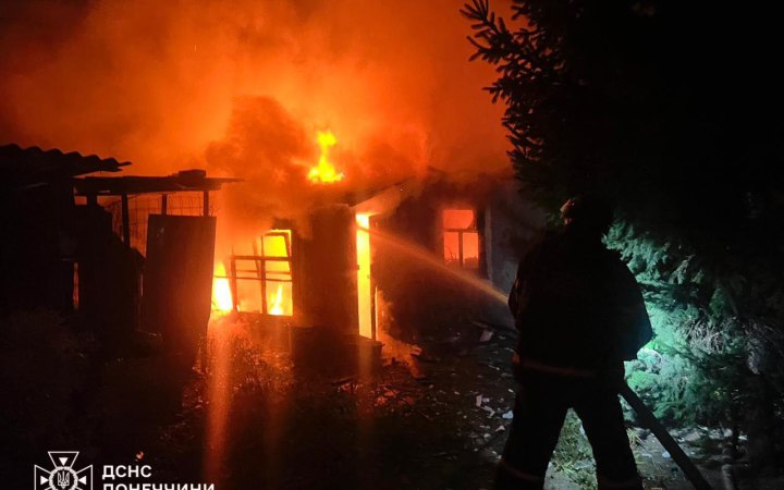 ДСНС: через удари РФ по Донеччині зайнялися масштабні пожежі
