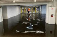 У Києві через зливу затопило вхід до станції метро "Героїв Дніпра"