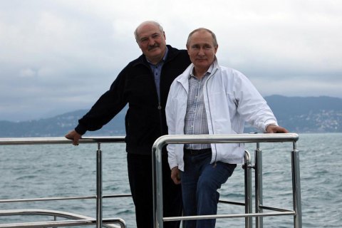 ​Лукашенко в интервью Соловьеву назвал Путина другом, а Зеленского обозвал "безголовым"