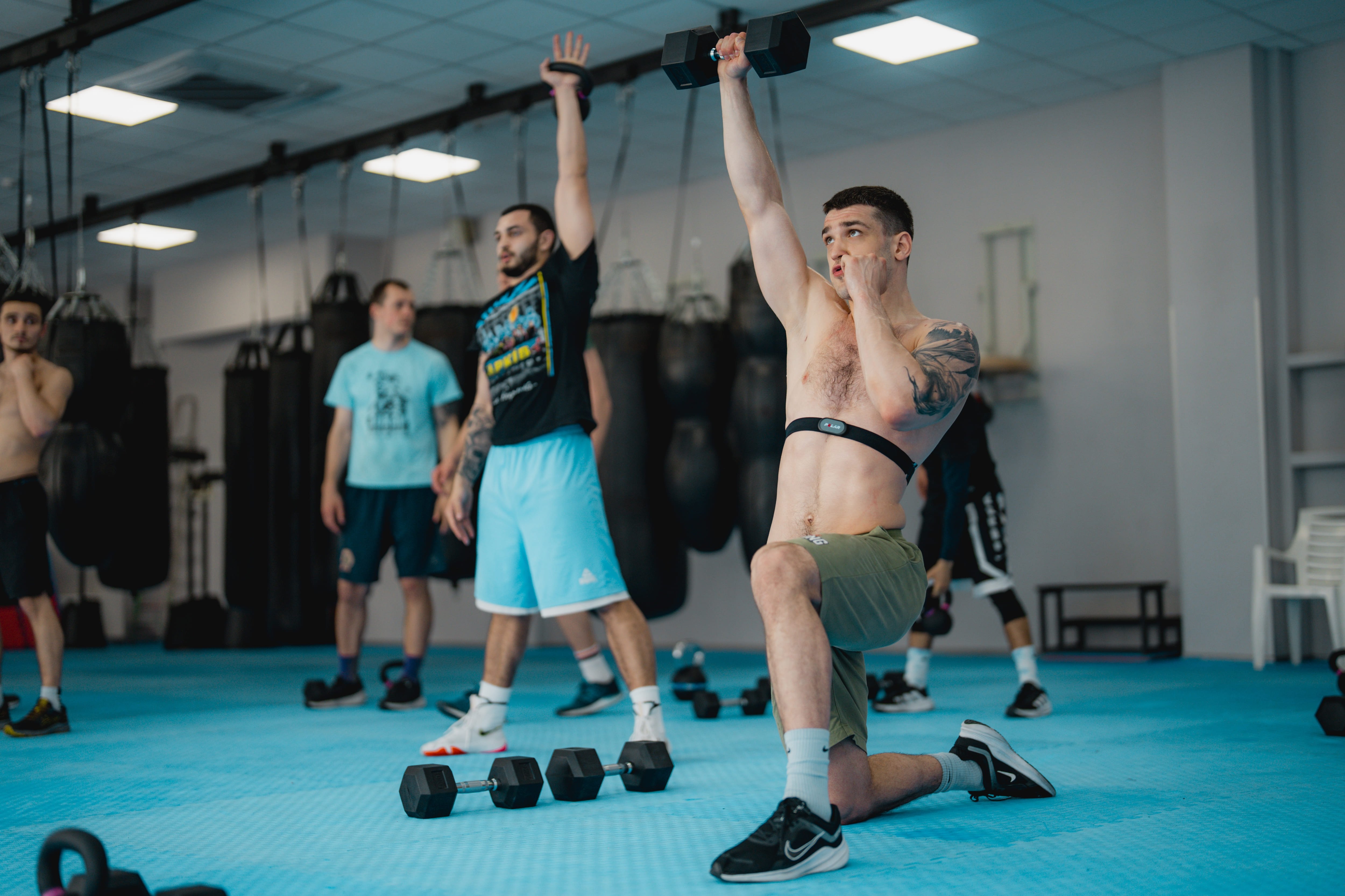 Боксери зі спеціальним обладнанням під час тренувань