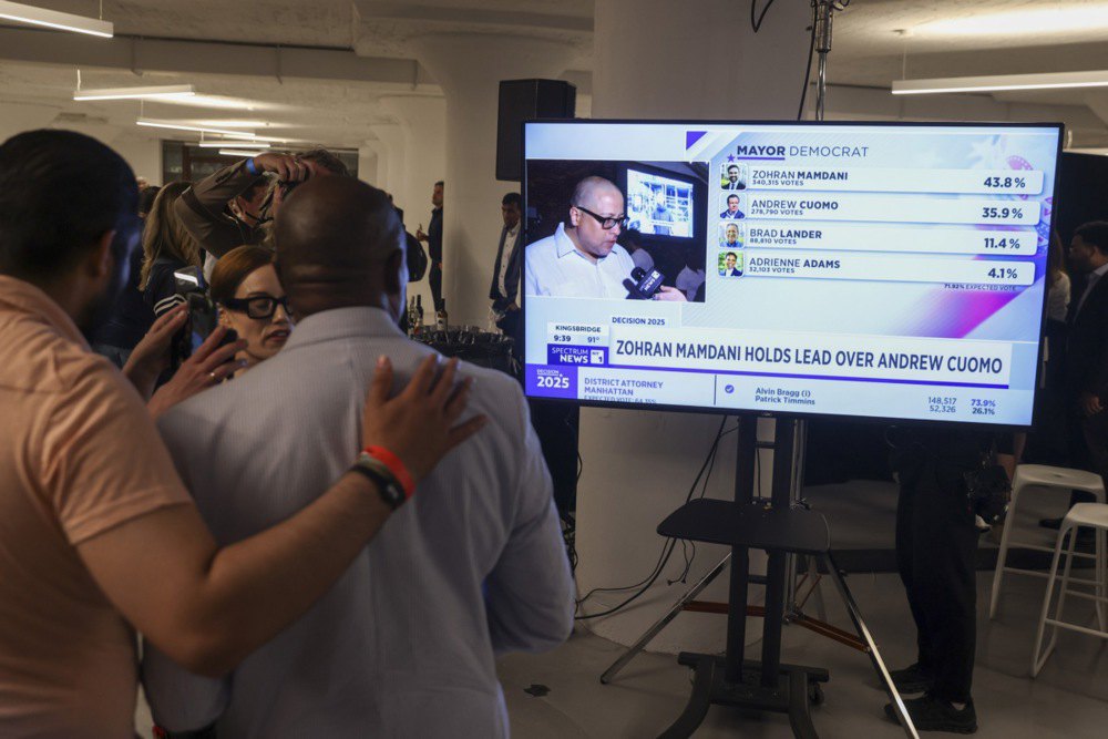 На екрані кандидат на посаду мера Нью-Йорка, колишній губернатор Ендрю Куомо посідає друге місце після Зорана Мамдані, Нью-Йорк,
24 червня 2025 р.