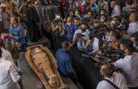 В Египте нашли сотню мумий в цветных саркофагах, которым 2500 лет