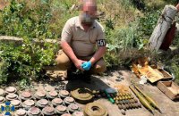 Правоохоронці затримали 15 ділків, які планували збути “трофейну зброю” у Києві, Чернігові, Чернівцях та на Прикарпатті