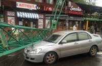 В Одессе строительный кран упал на крышу ресторана и автомобиль