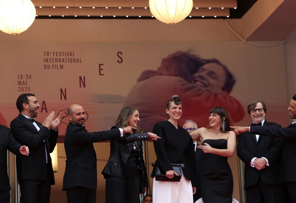 Зліва направо: Мамед Арезкі, П'єр-Антуан Бійон, Домінік Блан, режисер Амелі Боннін, Жюльєтт Армане, Франсуа Роллен і Тьюфік
Жаллаб під час церемонії відкриття 78-го Каннського кінофестивалю.