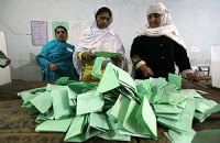 В Пакистане завершились первые в истории страны демократические выборы 