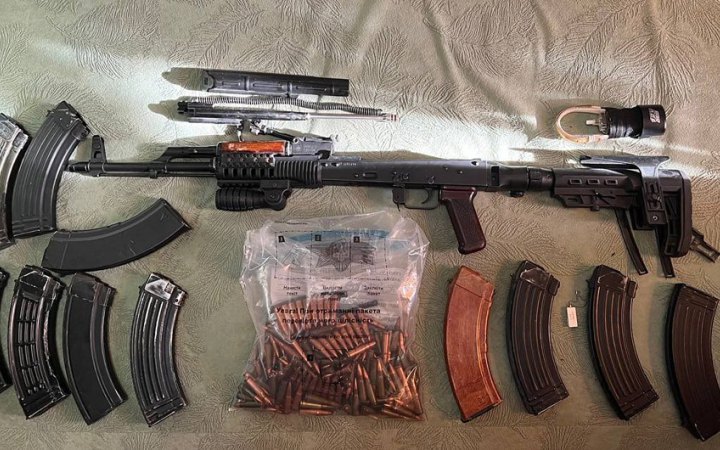 На Київщині працівник військкомату зберігав арсенал зброї та боєприпасів 