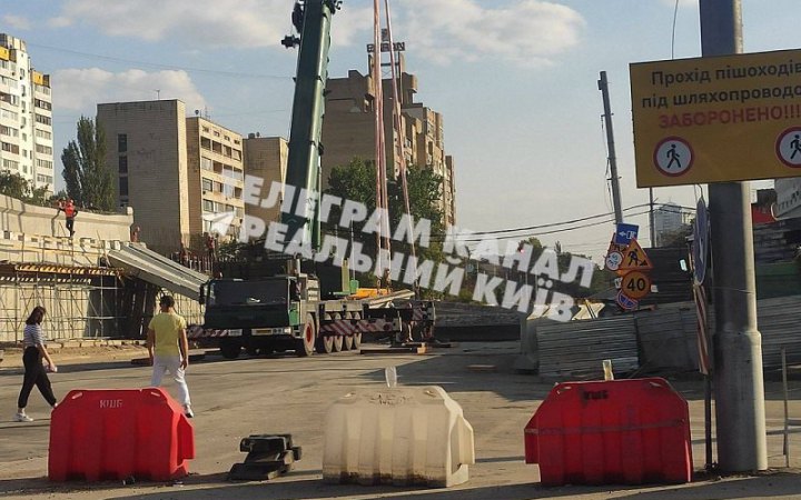 ​У Києві обвалилися кілька прольотів Дегтярівського мосту на Шулявці 