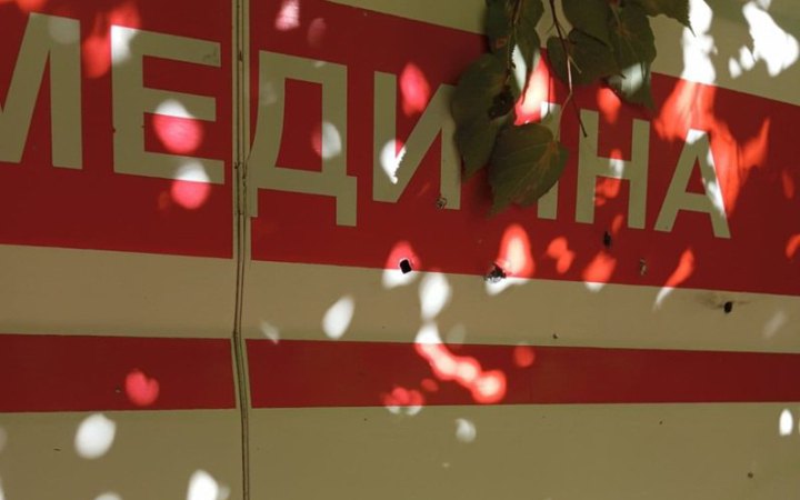 На Харківщині росіяни обстріляли автомобіль швидкої допомоги 