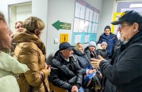 Як у маршрутці в годину пік: чому мами дітей з інвалідністю долають колапс у Пенсійному фонді