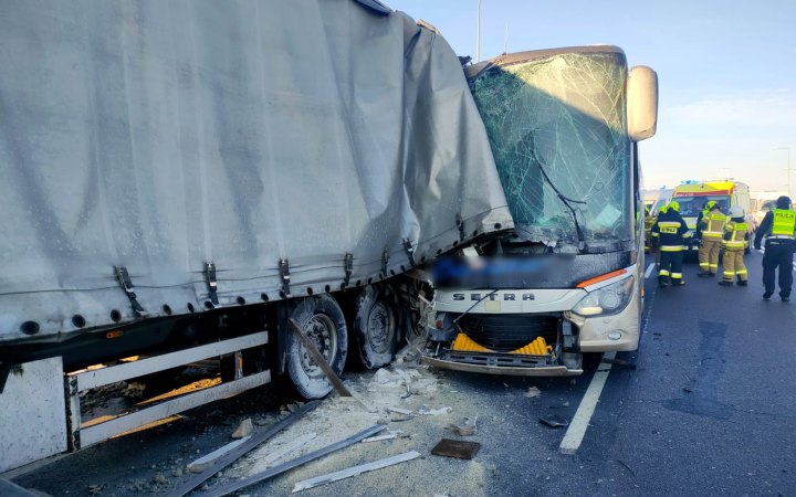 У Польщі поблизу українського кордону автобус зіткнувся із вантажівкою