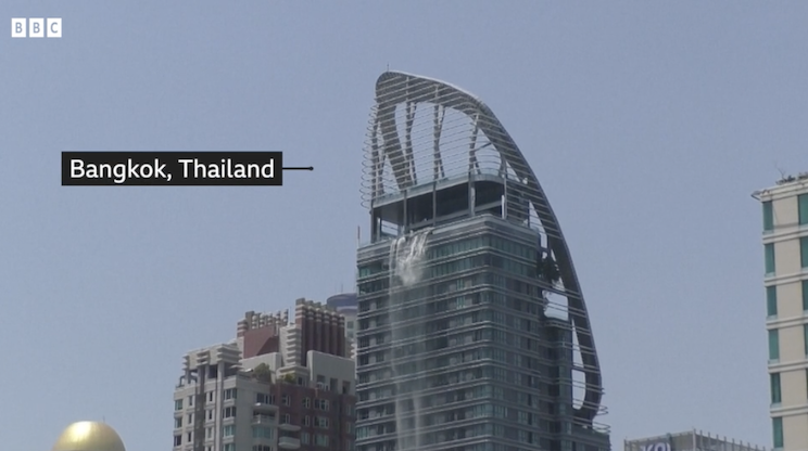 У Таїланді через поштовхи вода лилась з басейну на даху будинку