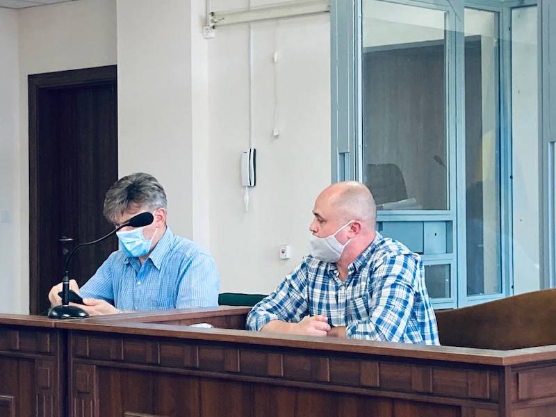 Обвинувачений Анатолій Логвиненко (праворуч) та його адвокат