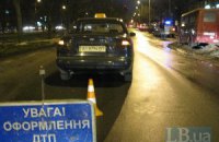 В Киеве таксист сбил ребенка на зебре
