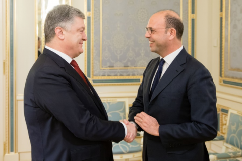 Порошенко обсудил ситуацию на Донбассе и в Крыму с главой ОБСЕ