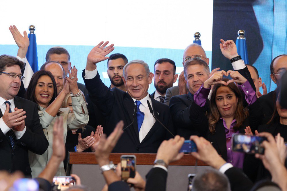 Лідер партії Лікуд Беньямін Нетаньягу дякує своїм прихильникам після виступу на виборах партії в Єрусалимі, 1 листопада 2022 року.