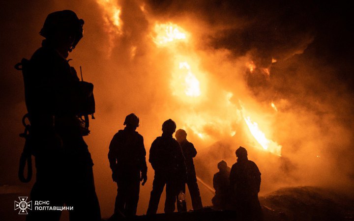 На Полтавщині рятувальники ліквідували масштабну пожежу на промисловому об’єкті після російського удару