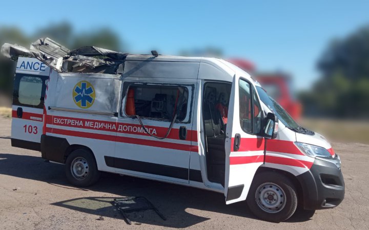 На Херсонщині росіяни поцілили по автомобілю “швидкої”