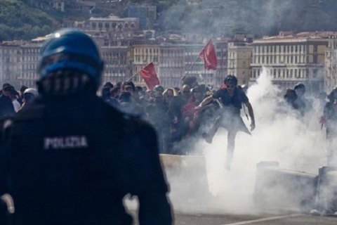 В Неаполе демонстрацию против визита премьера полиция разогнала водометами  