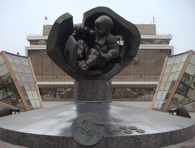 Скульптура &quot;Золоте дитя&quot; в Одесі
