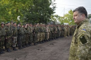 Порошенко: десантники - элита украинской армии