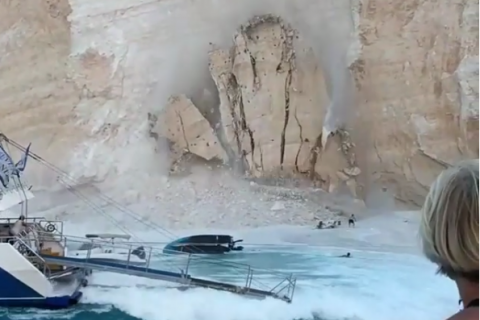 При обвале скалы на пляже в Греции пострадали туристы