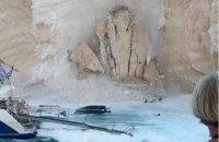 При обвале скалы на пляже в Греции пострадали туристы