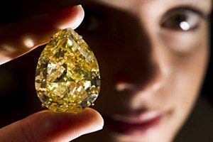 Самый крупный желтый бриллиант установил рекорд на Sotheby's