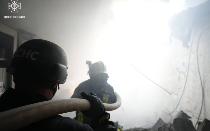 У Луцьку через атаку РФ горять продуктові склади