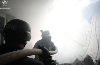 У Луцьку через атаку РФ горять продуктові склади