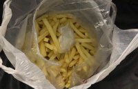 Пассажир рейса "Тель-Авив - Одесса" спрятал 20 грамм кокаина в картофеле фри