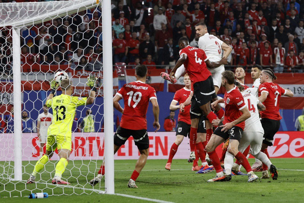 Меріх Демірал з Туреччини забиває другий м'яч під час матчу 1/8 фіналу Євро-2024 між Австрією та Туреччиною, Лейпциг, Німеччина.