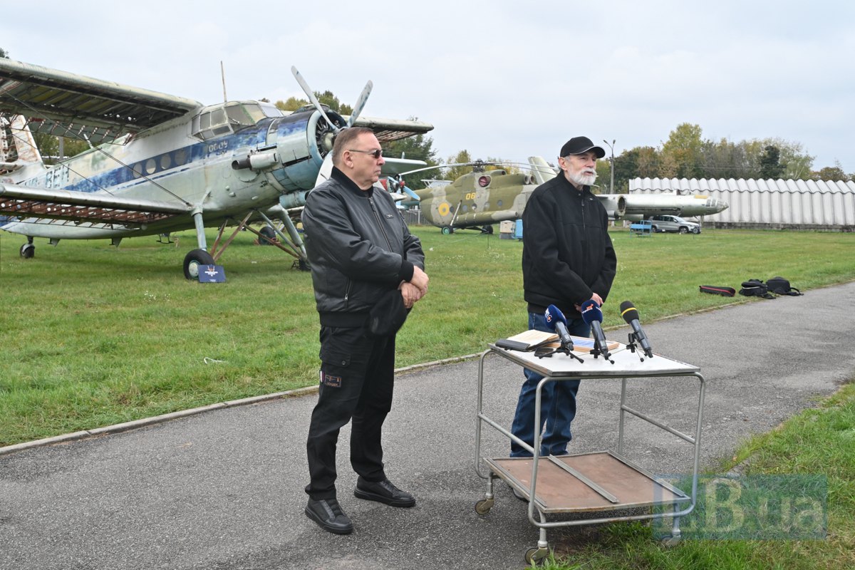 Президент Асоціації розвитку авіації України Олександр Бадрудінов (ліворуч) і авіаексперт Ростислав Мараєв, провідник науковий
співробітник Державного музею авіації імені Антонова