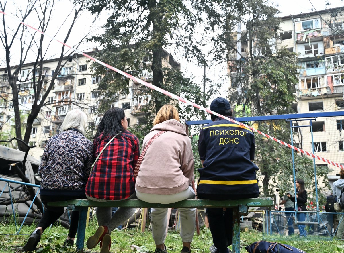 Мешканці сусідніх будинків на місці обстрілу