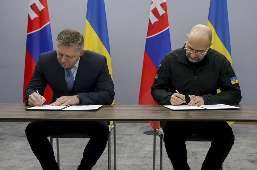 прем’єр-міністр України Денис Шмигаль та прем’єр-міністр Словаччини Роберт Фіцо під час зустрічі в Ужгороді, 24 січня 2024 року.