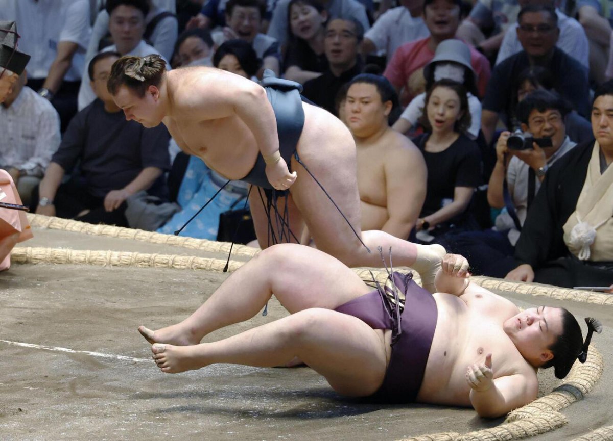 Аонішікі Арата перемагає Охо на Nagoya Basho