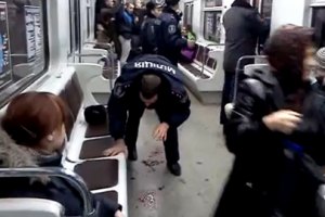 Футбольные фаны устроили кровавую драку в киевском метро