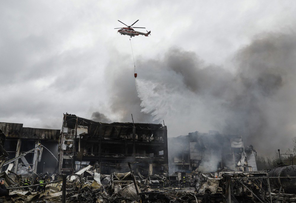 Гелікоптер гасить пожежу після російського удару по Києву, 25 жовтня 2025 р.