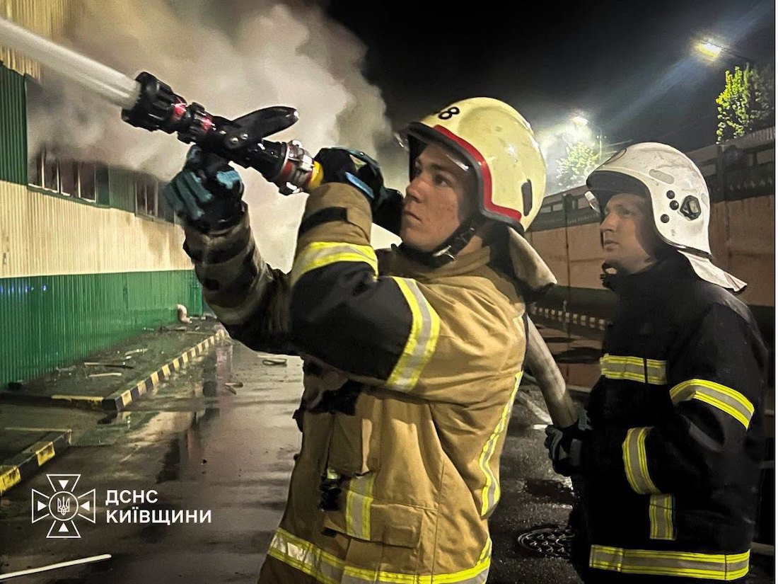 Рятувальники ліквідовують пожежу після удару 