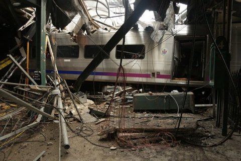 Скорость поезда, потерпевшего крушение в Нью-Джерси, вдвое превышала допустимую