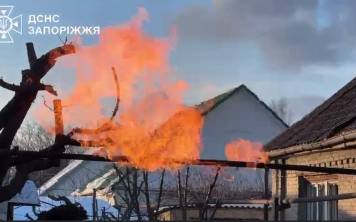Росіяни атакували Запоріжжя: сталося загоряння газової труби, пошкоджені житлові будинки