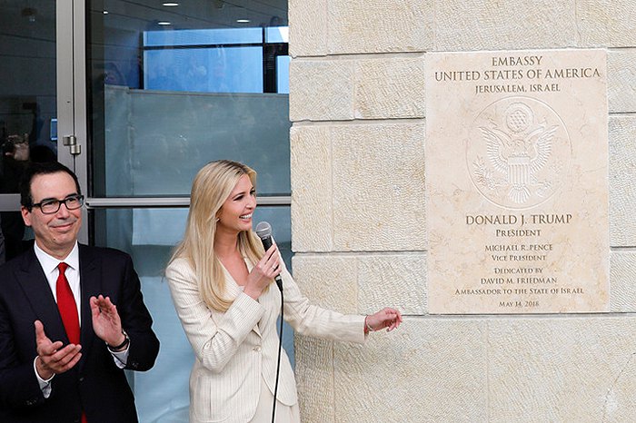 Дочь американского президента Дональда Трампа Иванка и глава министерства финансов Стивен Мнучин во время открытия в Иерусалиме
посольства США, 14 мая, 2018.