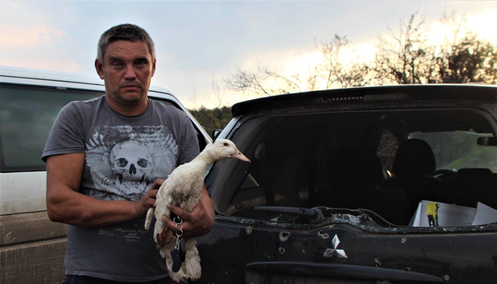Сергій вивозить своїх уцілілих качок до матері в сусідній Куп'янськ.